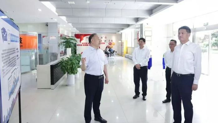姜冬冬专题调研挂钩联系服务业重点行业发展情况
